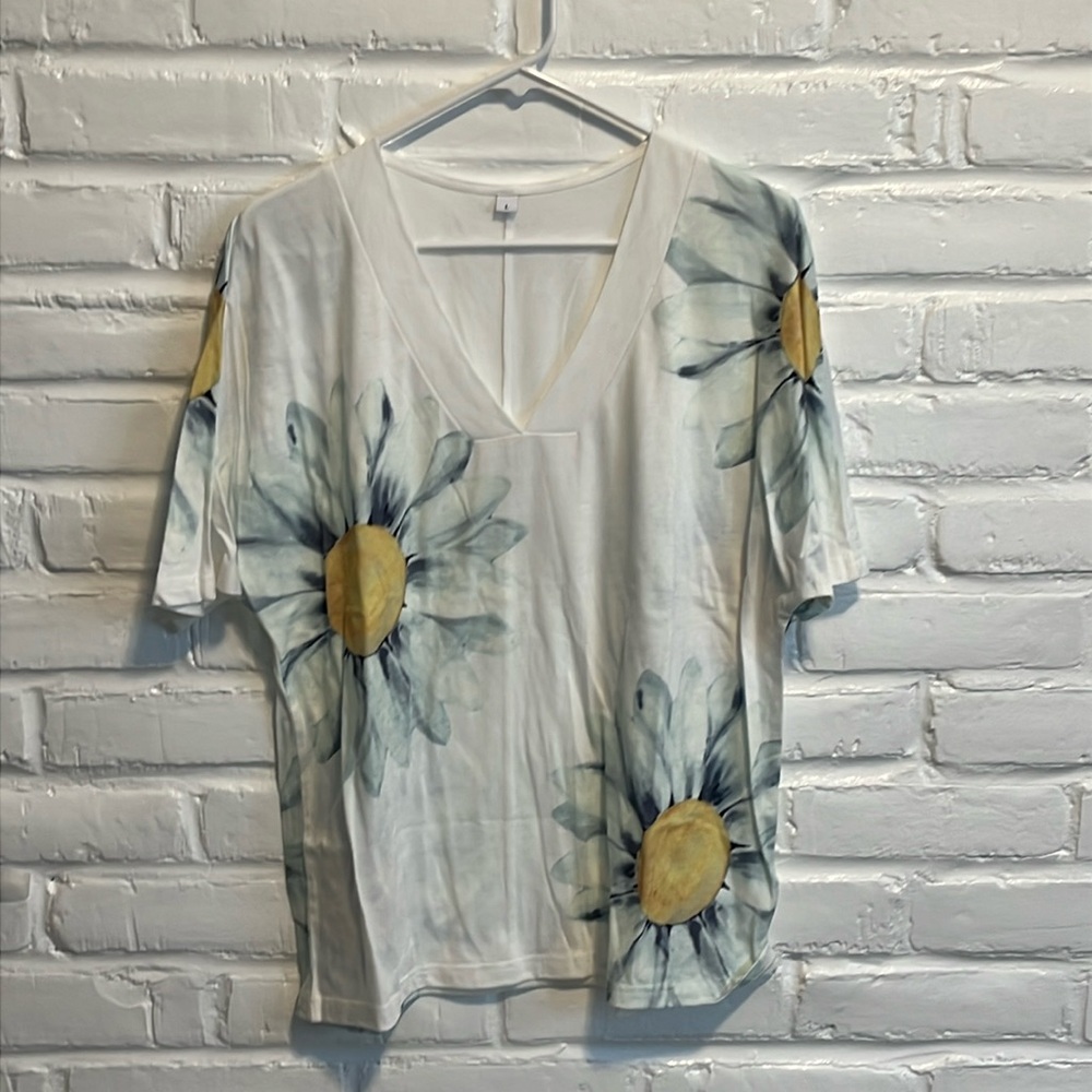 NWOT Women’s large daisy top